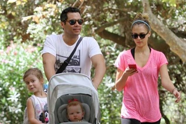 Альба совместила прогулку с тренировкой. Фото