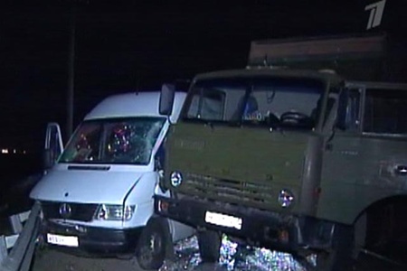 'КамАЗ' врезался в маршрутку с детьми: есть жертвы