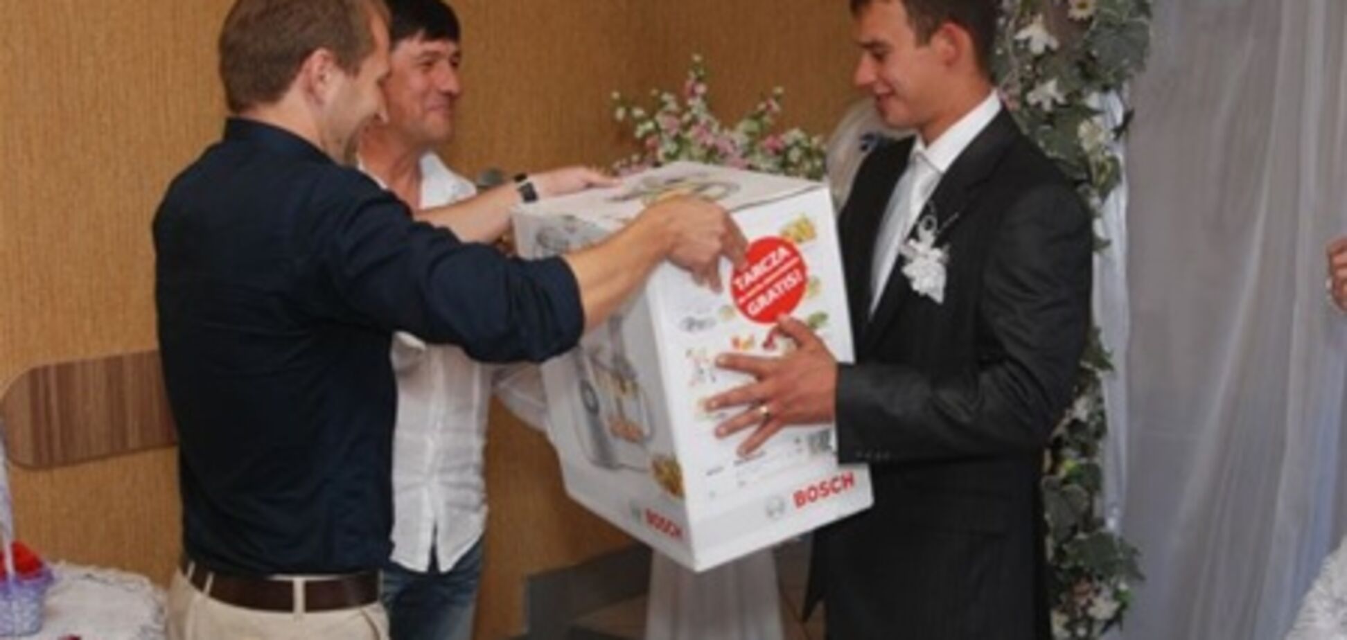 Кандидат в нардепи ходить по весіллях і роздає молодятам подарунки. Фото