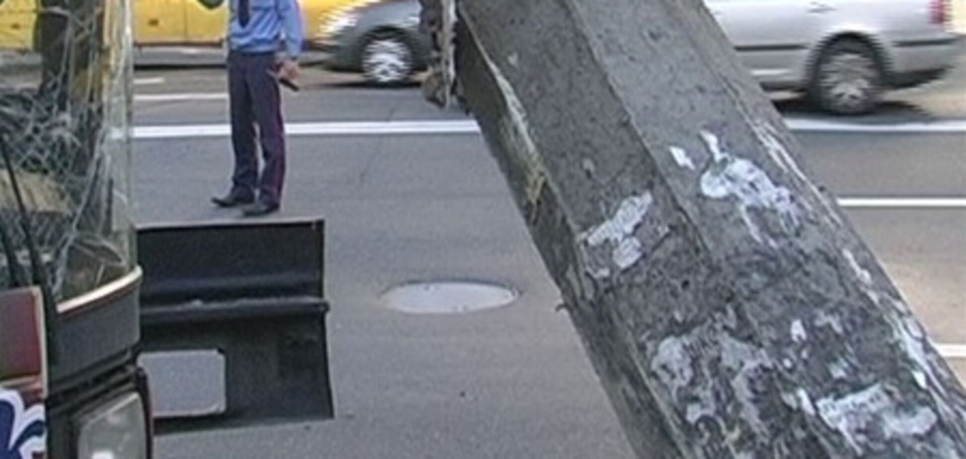 В Киеве пьяный водитель снес бетонный столб