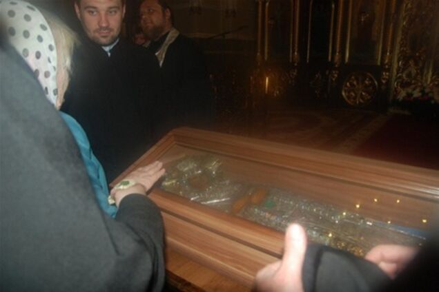 У Харкові до плащаниці Богородиці вишикувалася черга в дві вулиці