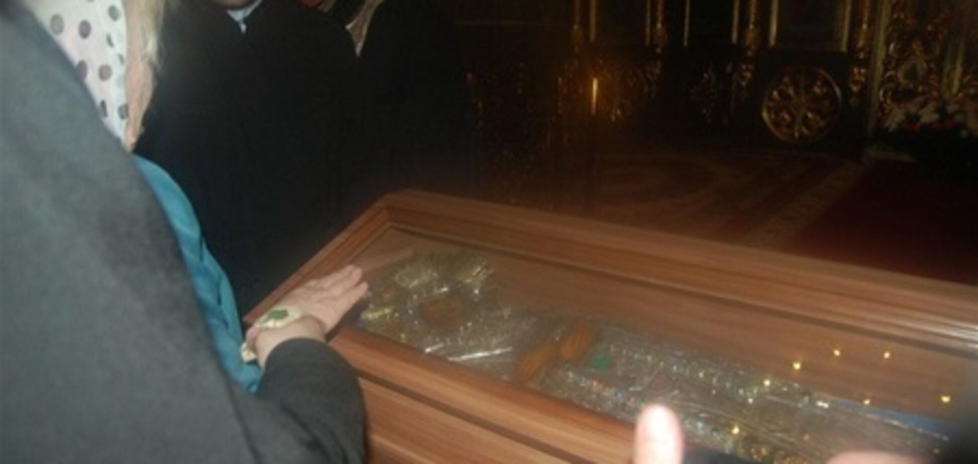 У Харкові до плащаниці Богородиці вишикувалася черга в дві вулиці