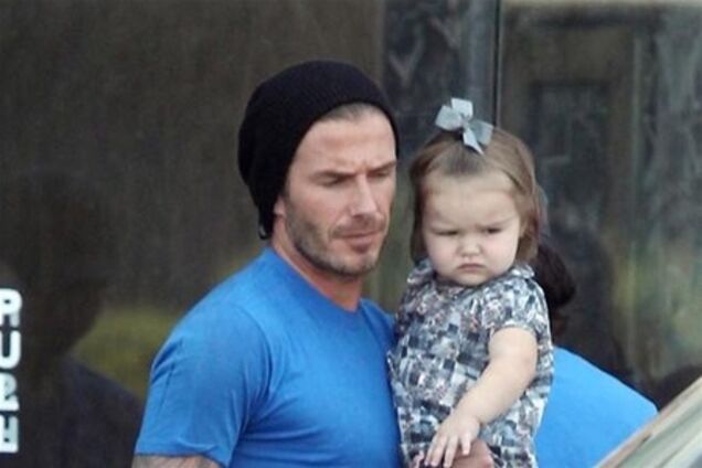 Дэвид Бекхэм обновляет гардероб Харпер. Фото