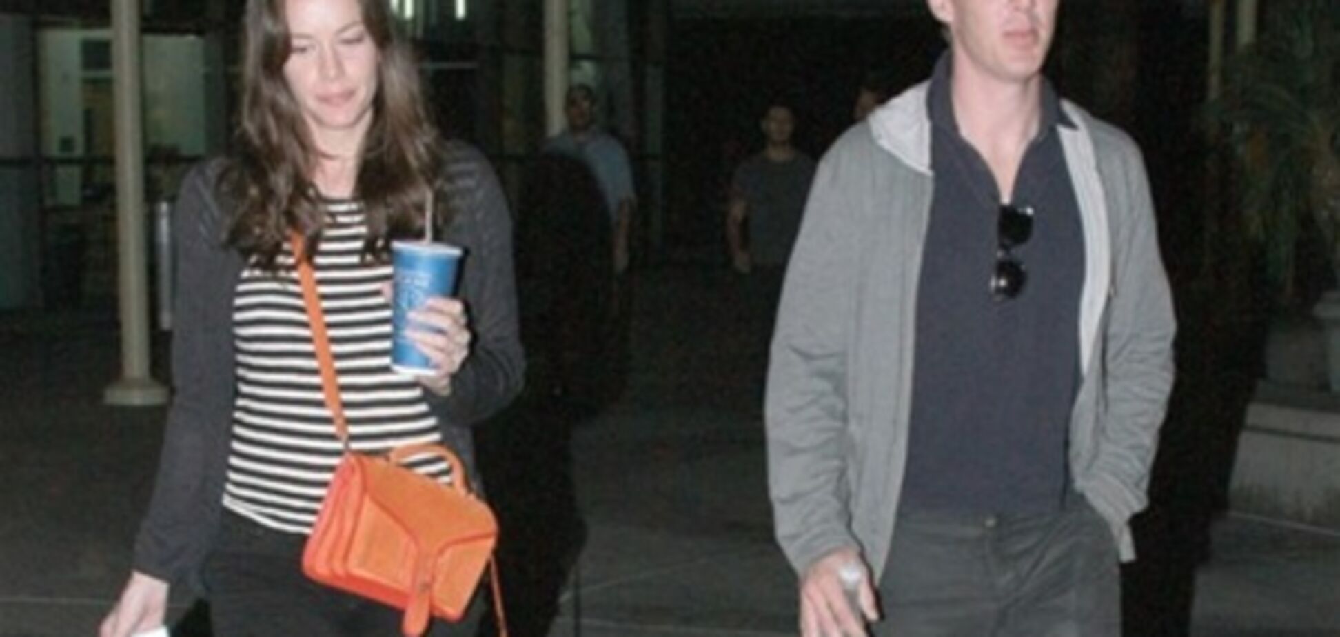 Тайлер и Камбербэтч смотрят фильмы вместе. Фото