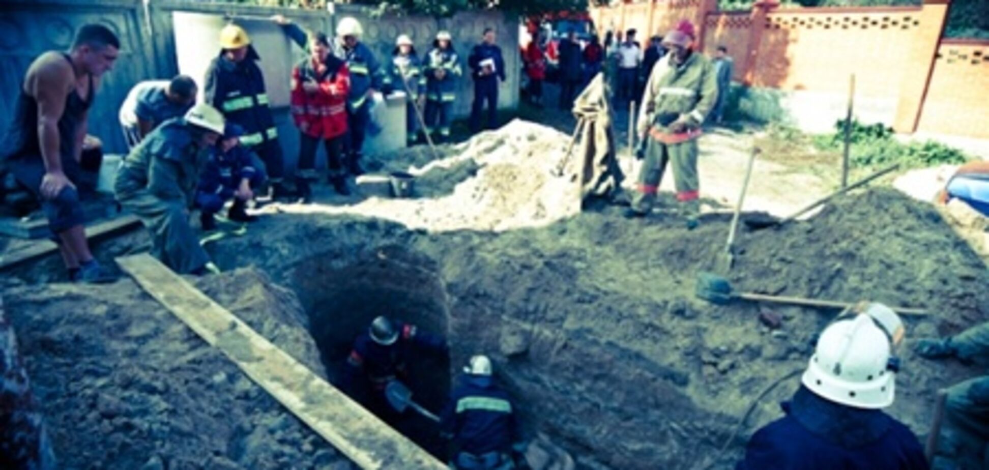 В Киеве строителя завалило землей