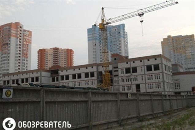Школу на Осокорках достроят через год