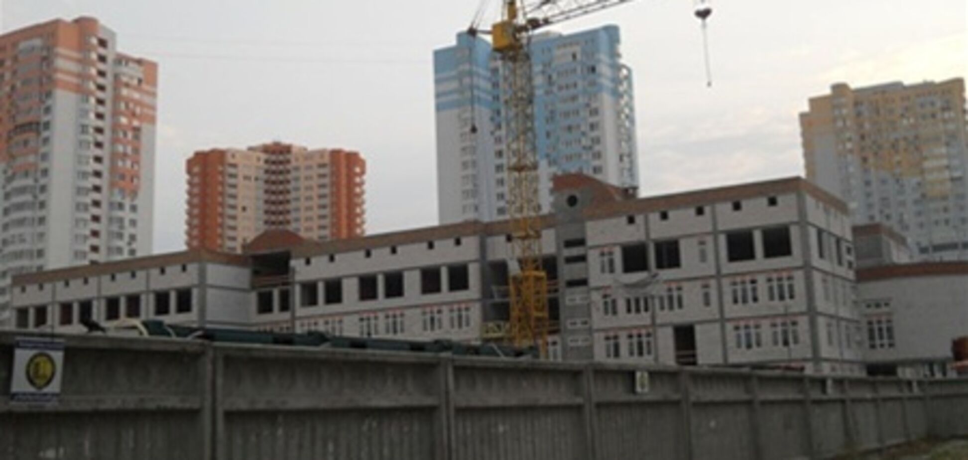 Школу на Осокорках достроят через год