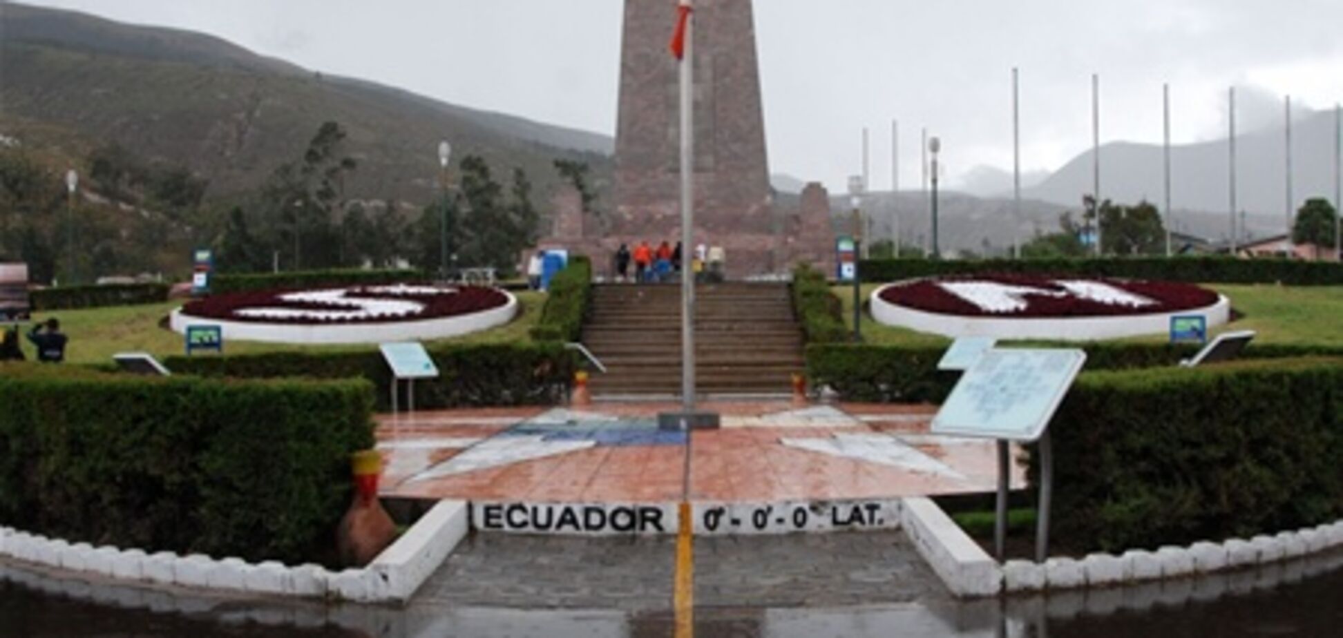 Линия экватора в Эквадоре проведена неверно