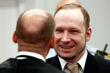 Брейвік вимагає повернути йому уніформу тамплієрів