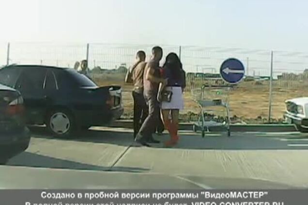 Дама отсасывает на стоянке Дама отсасывает на стоянке