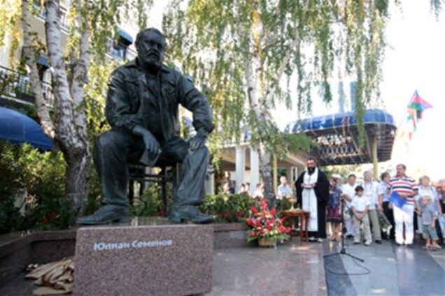 Памятник Юлиану Семенову открыт в Ялте