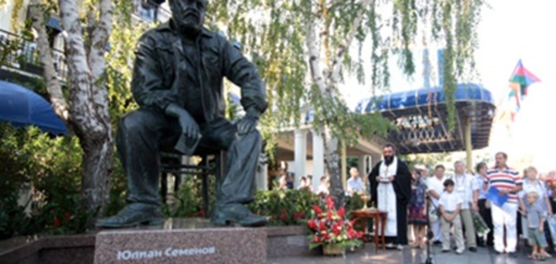 Памятник Юлиану Семенову открыт в Ялте