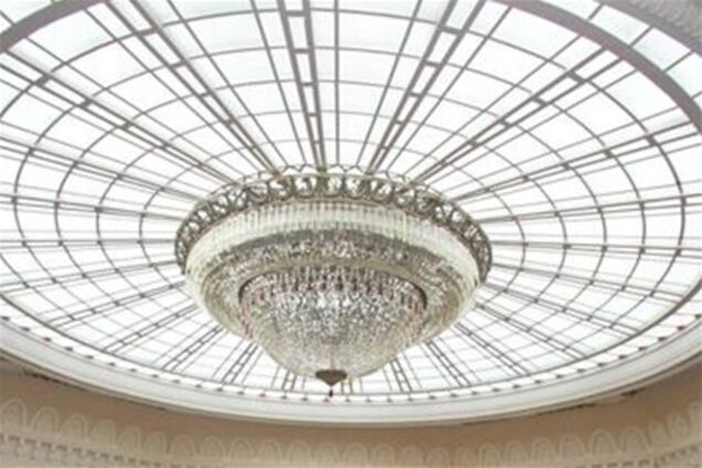 Стеклянный купол Рады может рухнуть в любой момент