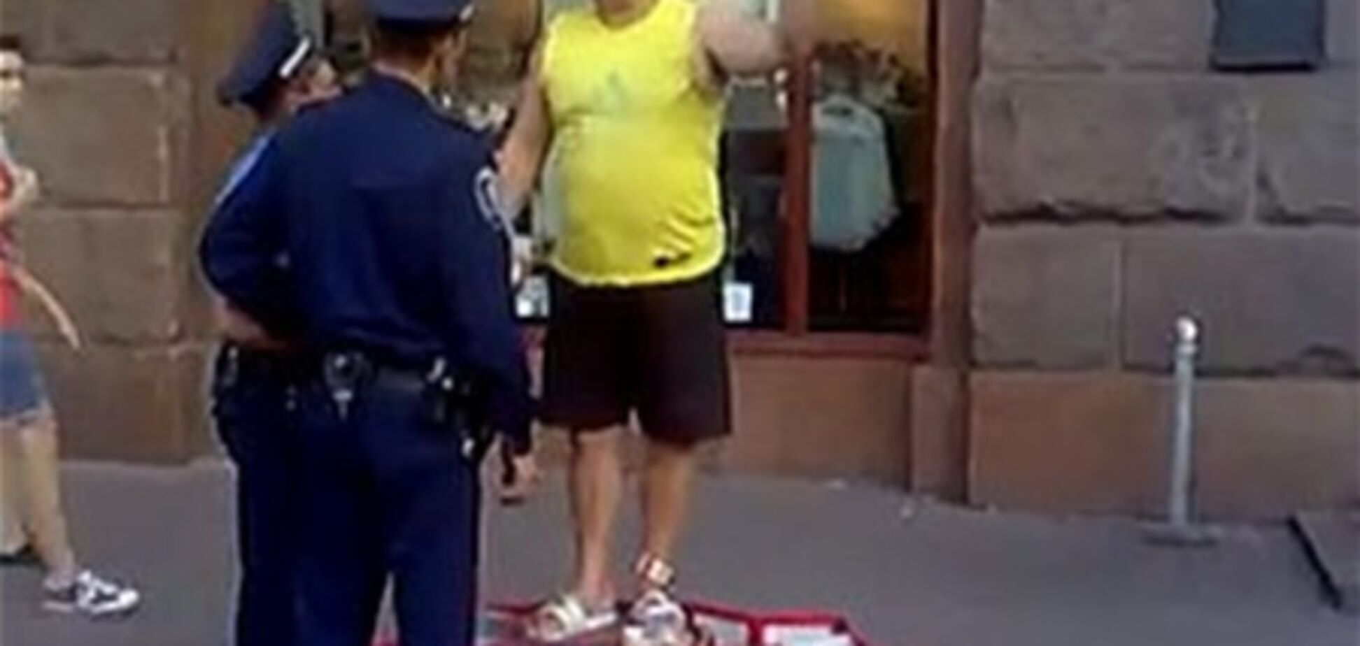 На Крещатике клоун Валера прочел милиции политическую лекцию