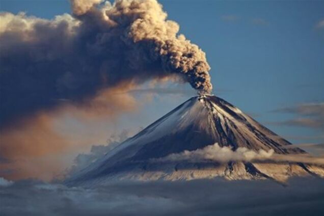 На Камчатці вулкан викинув 12-кілометровий стовп попелу