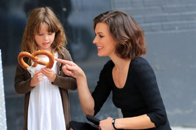 Мила Йовович воровала посуду