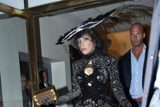 Леди Гага 'ободрала' фазанов на шляпку. Фото