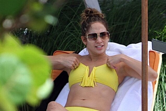 Лопес греется на солнышке в Майами. Фото