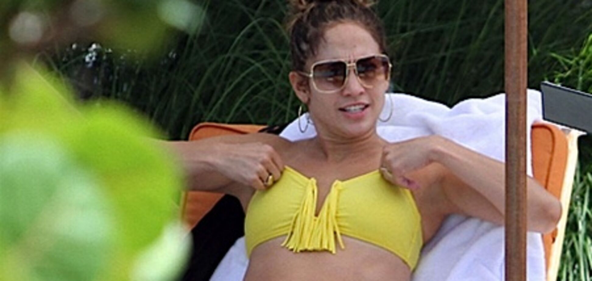 Лопес греется на солнышке в Майами. Фото