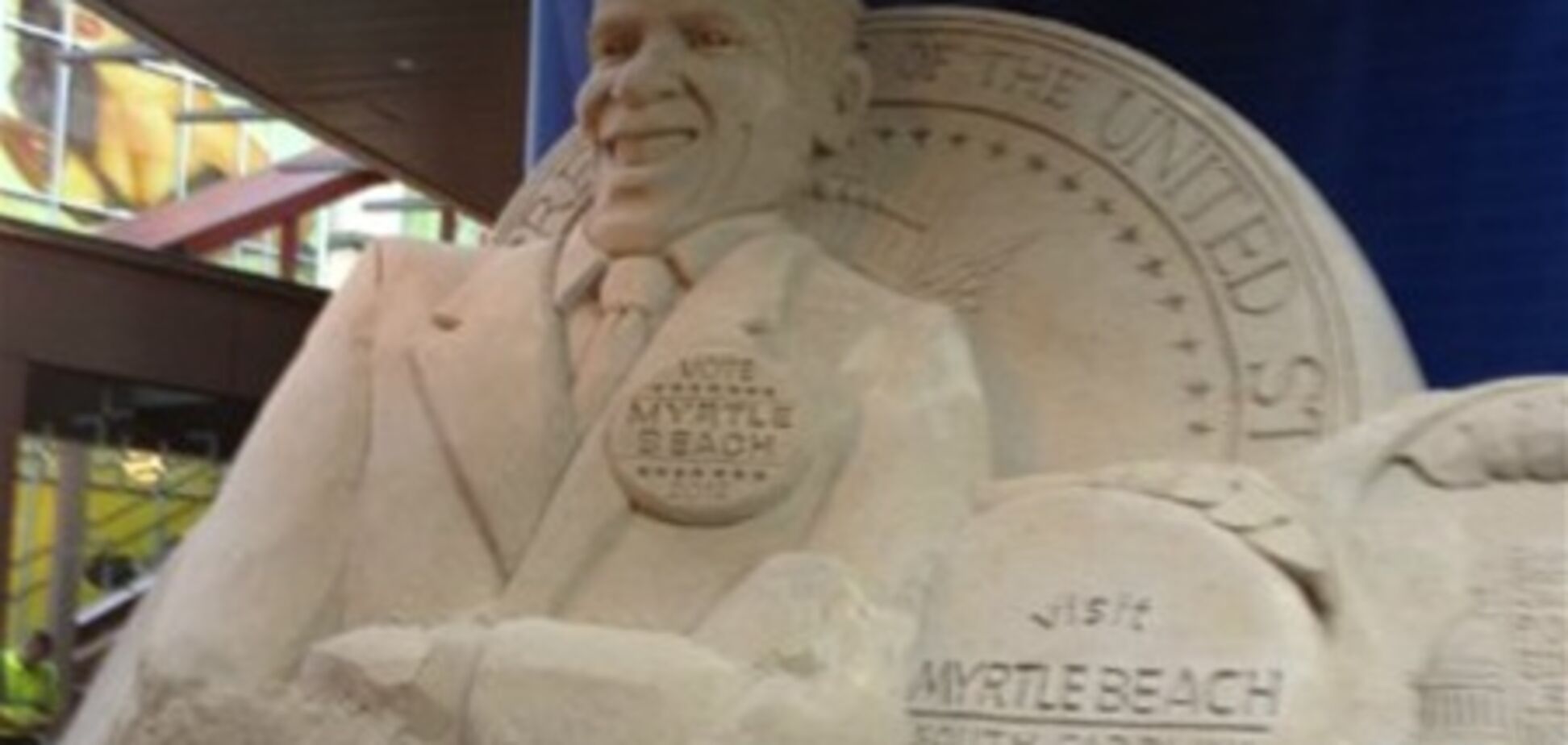 В США появился гигантский Обама из песка