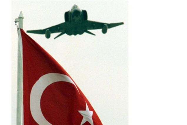 Пилотов турецкого F-4, сбитого в Сирии, расстреляли по указанию России - СМИ