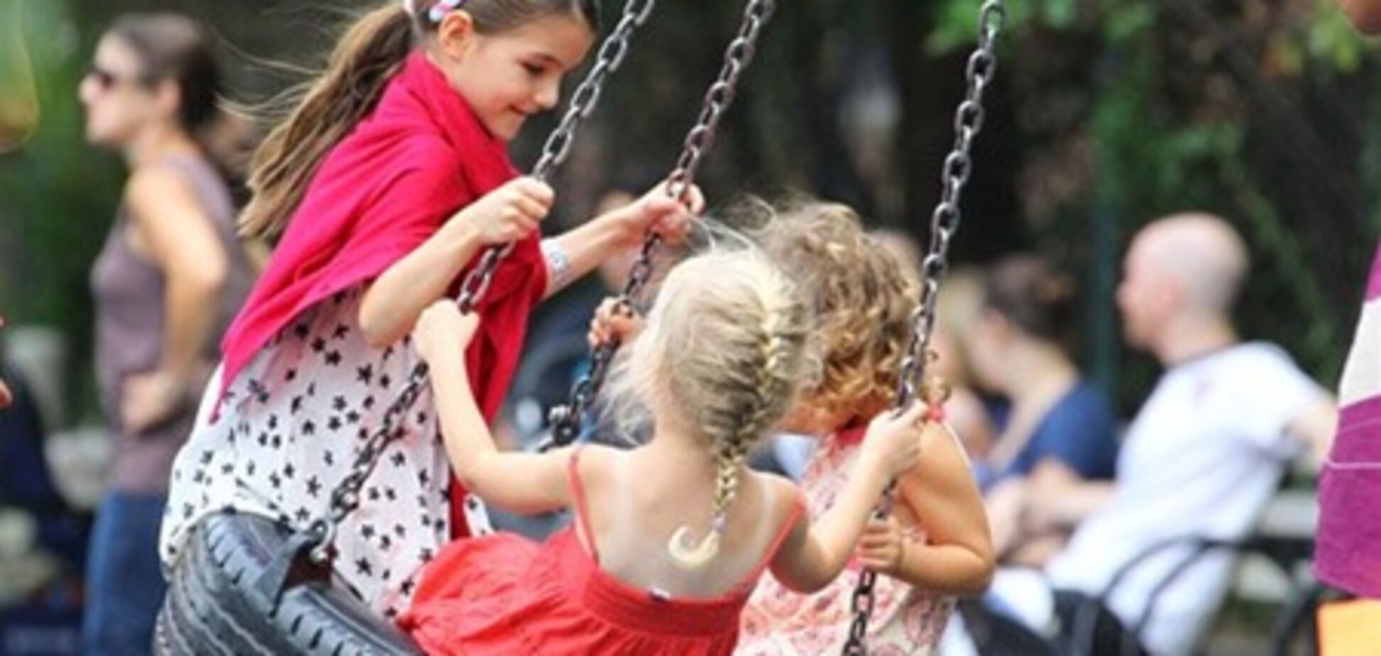 Кэти Холмс выбралась с Сури в парк. Фото