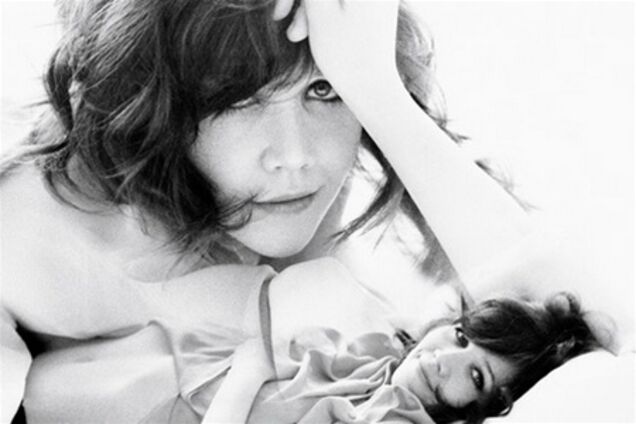 Мэгги Джилленхаал в постели с собой