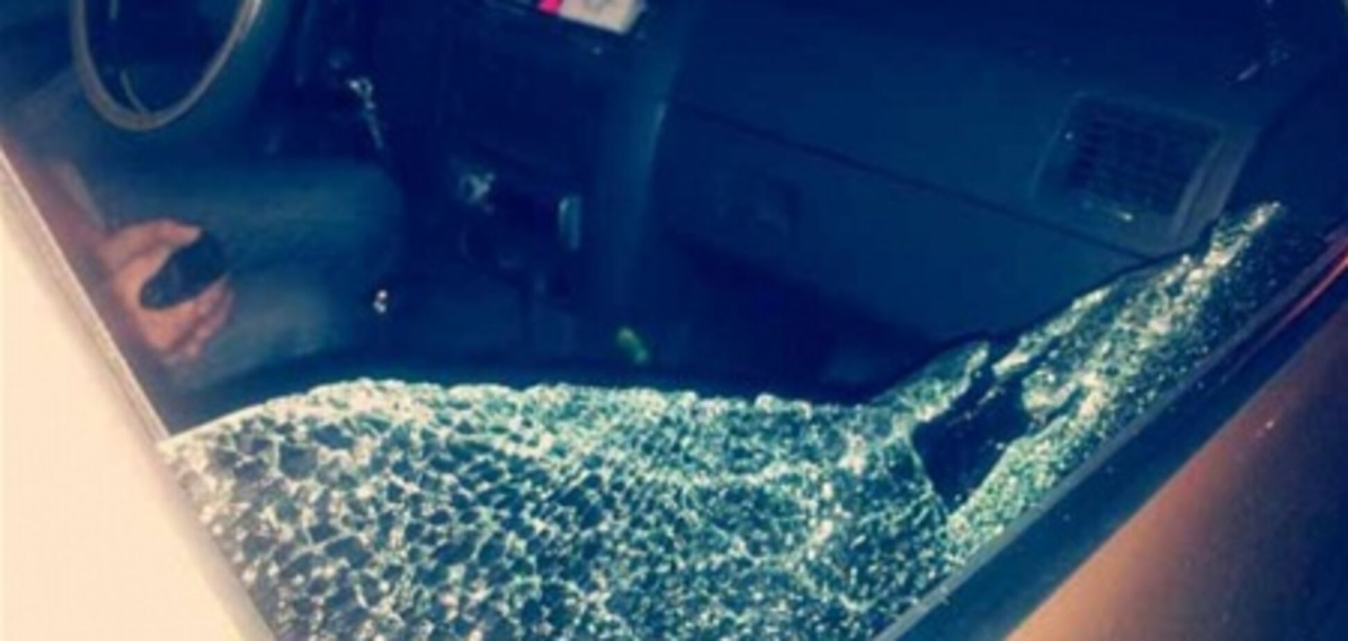 На машину 'Надзвичайних новин' напал неизвестный с саперной лопатой. Фото