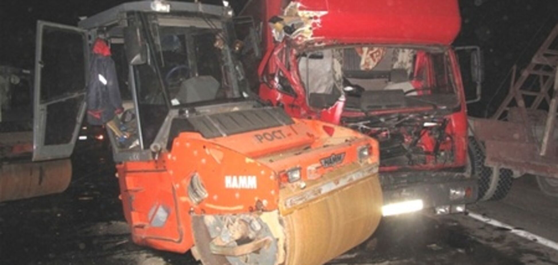 В Киеве два дорожных катка попали в ДТП. Фото