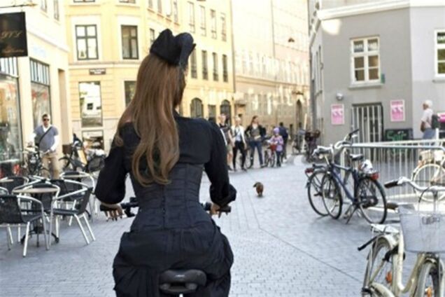 Гага рассекает по Копенгагену на велосипеде. Фото