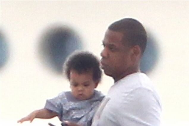 Бейонсе отдыхает на яхте с семьей. Фото