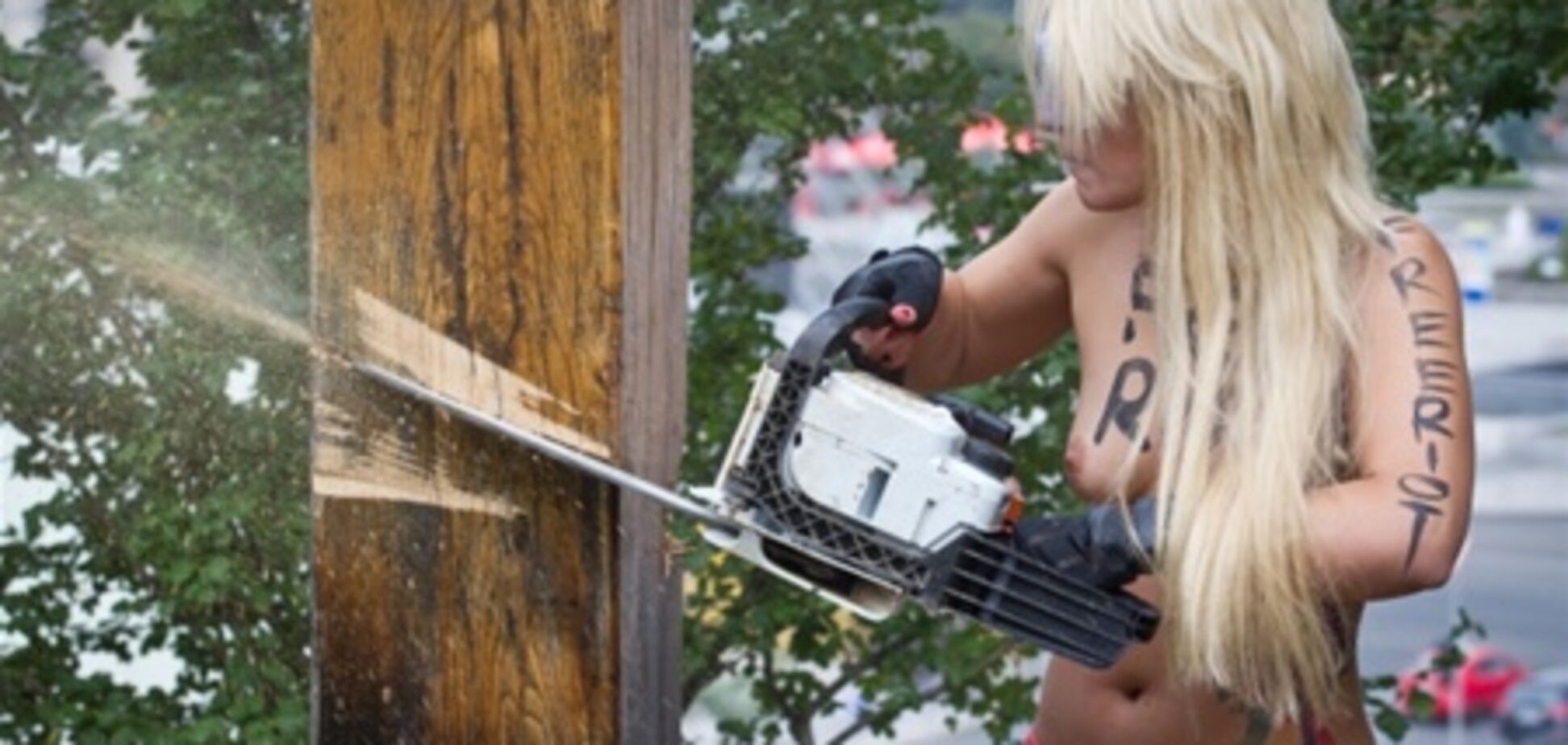 Активистка FEMEN Инна Шевченко сбежала во Францию