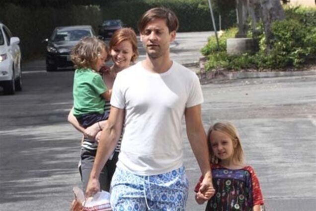 Магуайр помогает жене с покупками. Фото