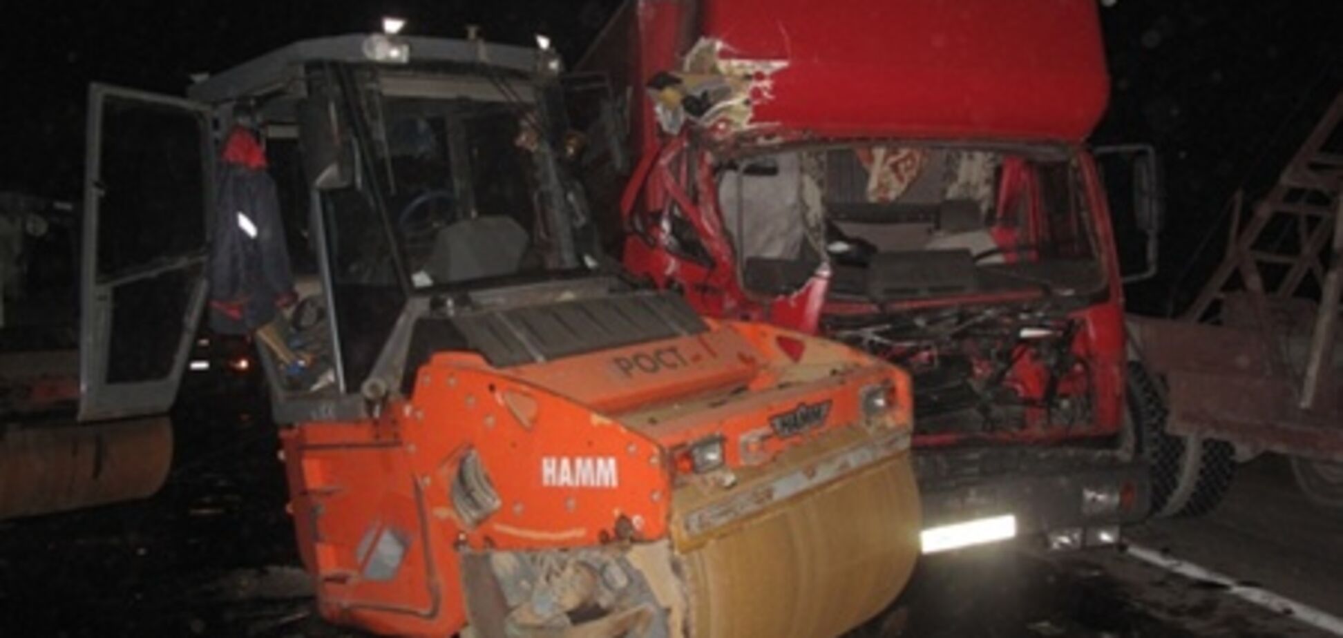 На Большой кольцевой дороге грузовик протаранил два катка