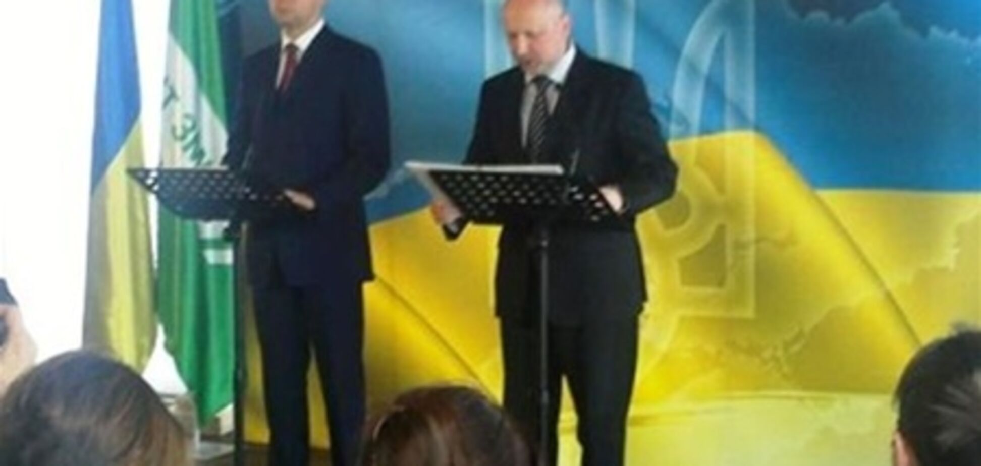 Оппозиция подала в ВАСУ 500 тыс. подписей к иску против Президента