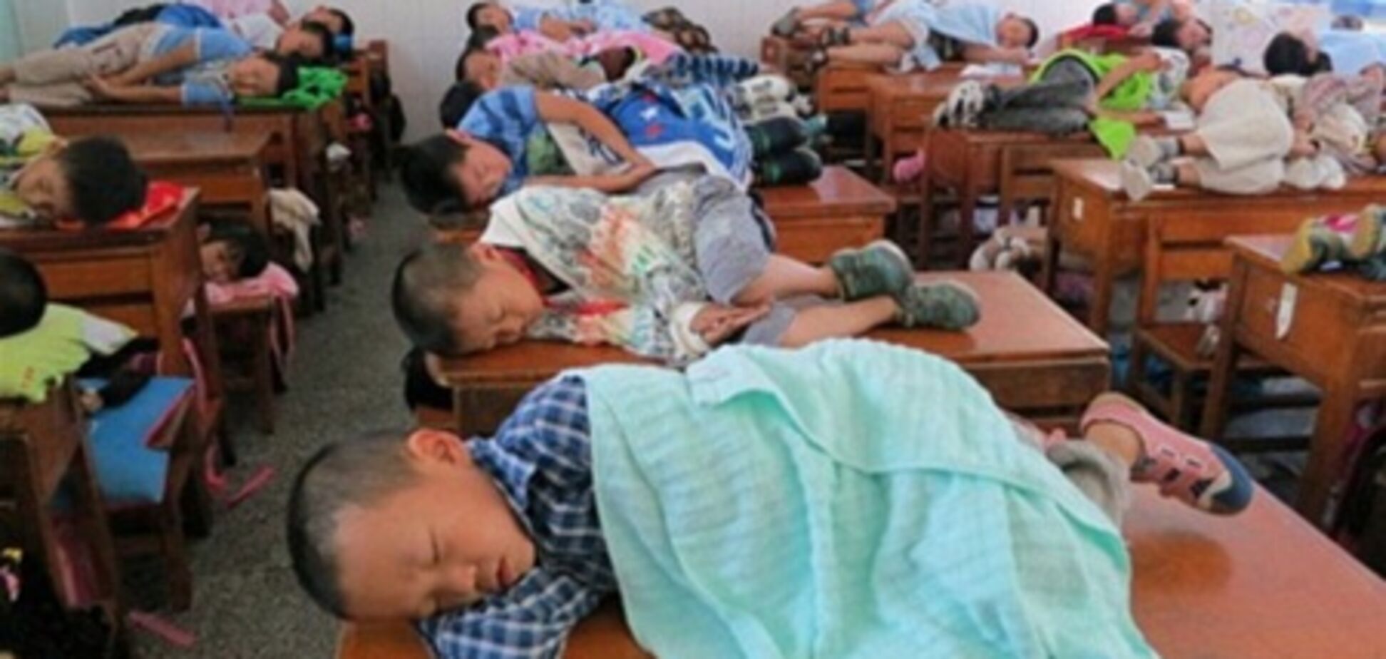 Китайские школьники спят прямо на партах. Фото