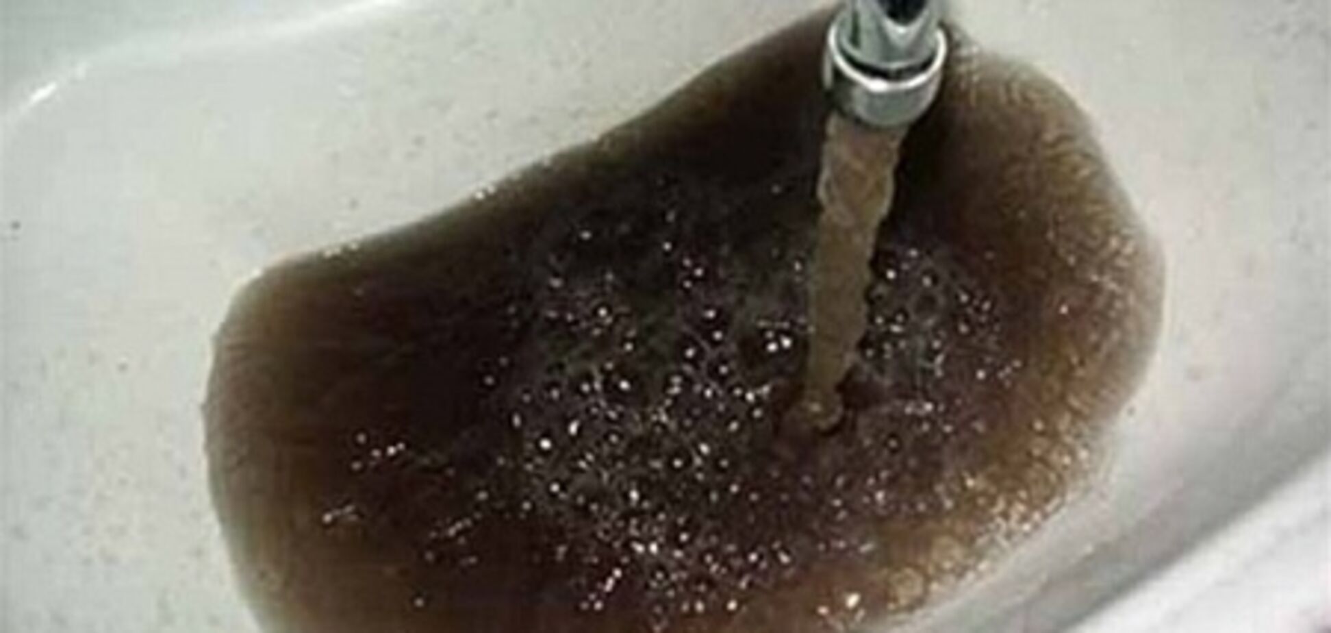 У Житомирі з кранів замість води тече болото. Фото