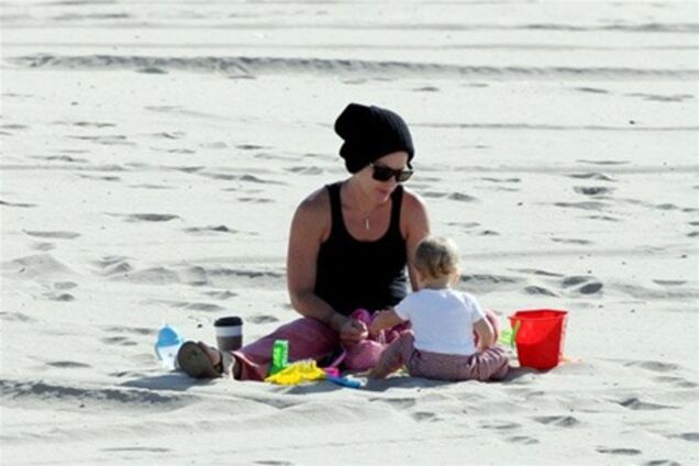 Пинк взяла Уиллоу перекапывать пляж. Фото