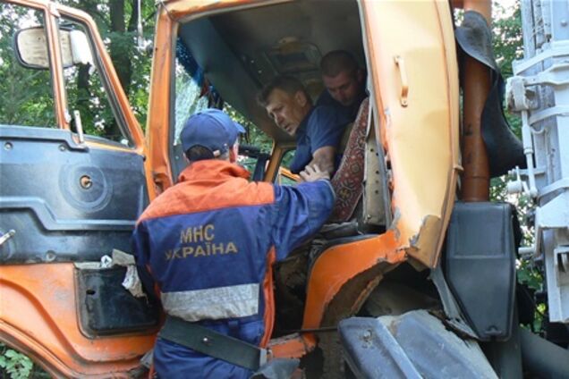 Спасатели вытащили из фуры застрявшего водителя. Фото  