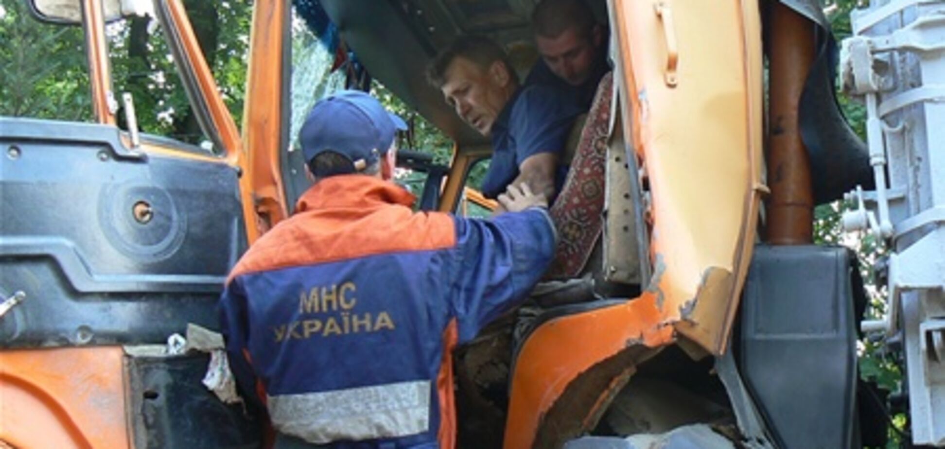 Спасатели вытащили из фуры застрявшего водителя. Фото