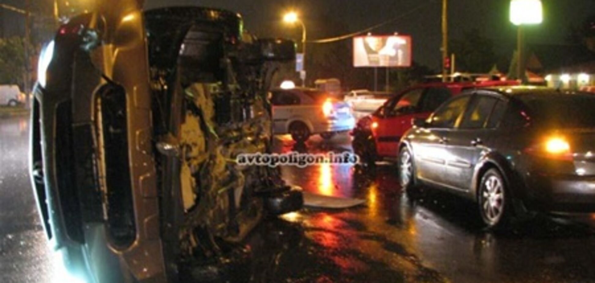 В Киеве женщина перевернула люксовый Acura и убежала