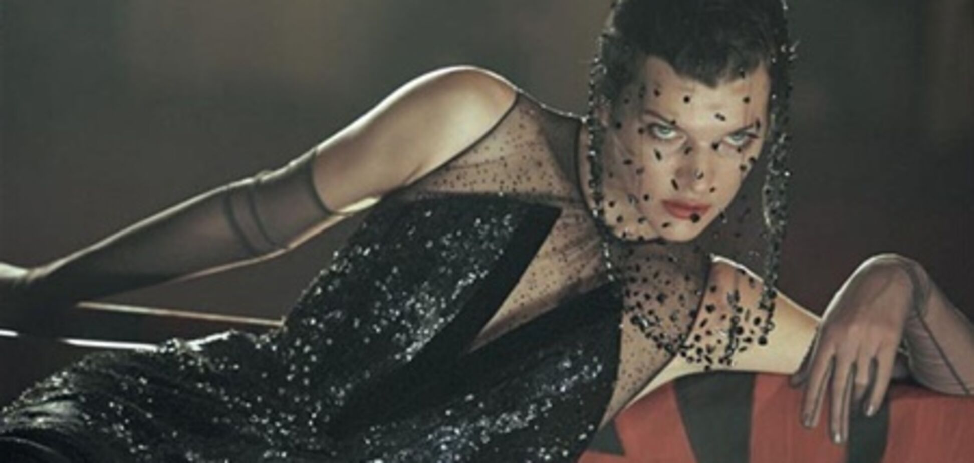 Йовович позирует с транспарантами в руках. Фото