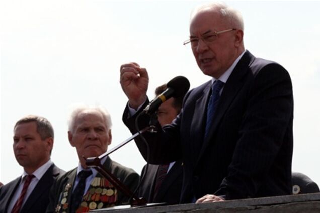 Азаров посетил митинг по случаю годовщины освобождения Донбасса