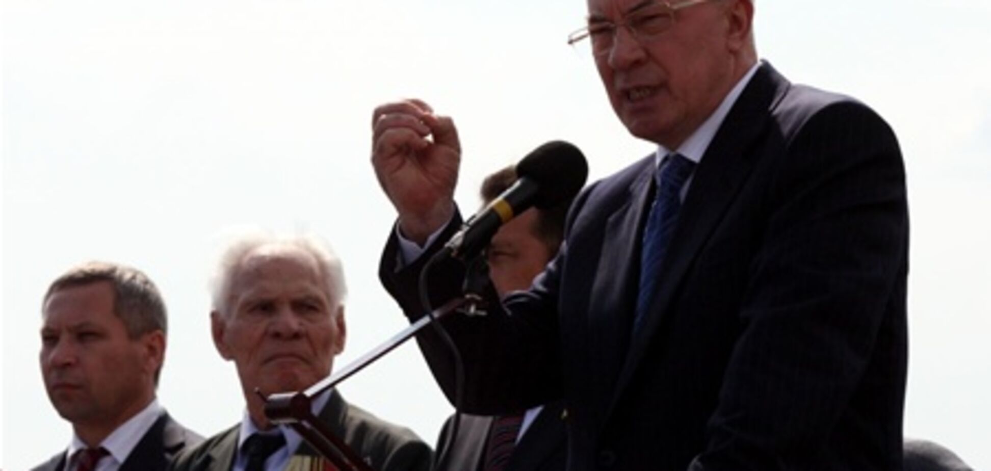 Азаров посетил митинг по случаю годовщины освобождения Донбасса