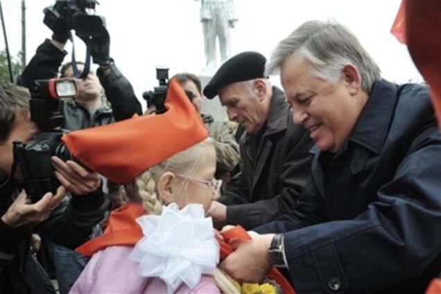 Коммунисты преодолели отметку в 10% - соцопрос