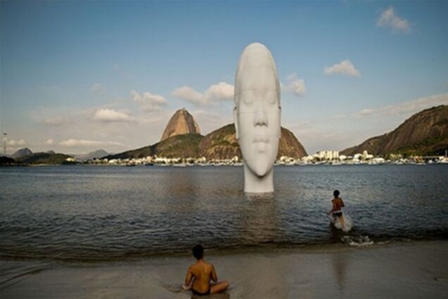 На пляже Бразилии можно увидеть гигантскую голову
