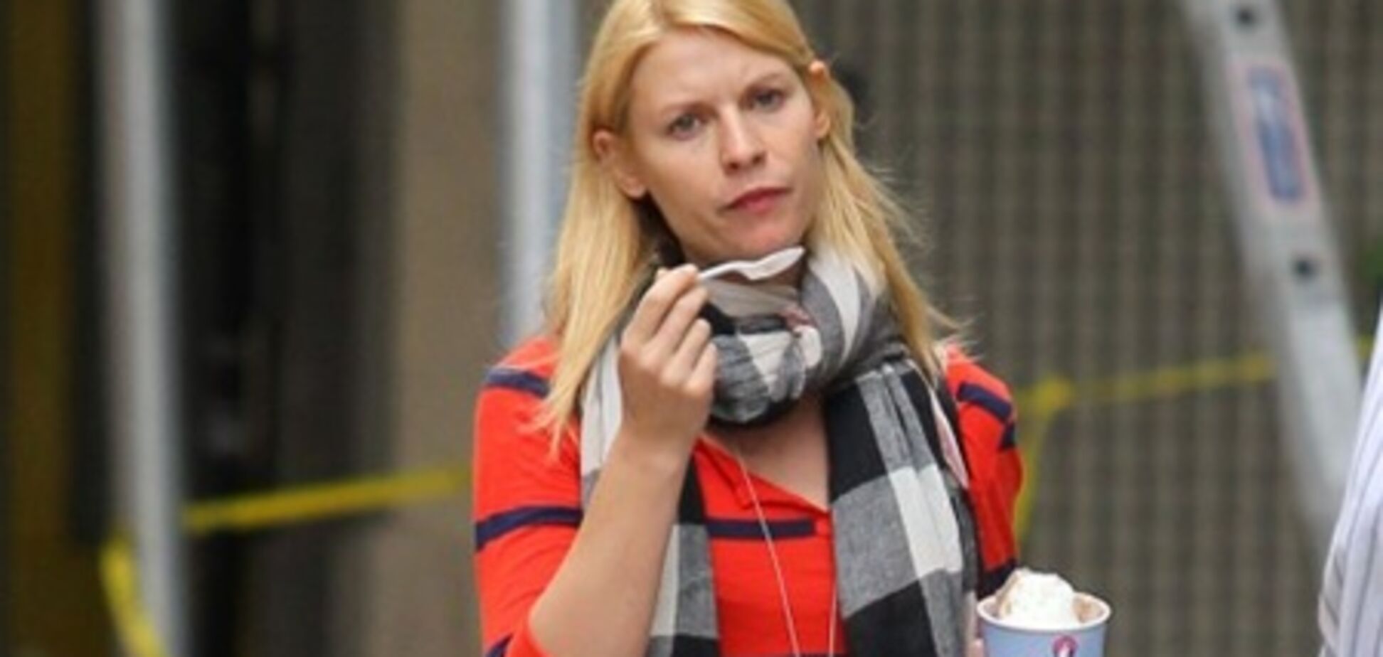 Дэйнс подкрепилась замороженным йогуртом. Фото