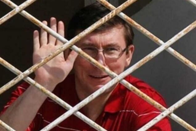 Луценко в колонії шиє брезентові рукавиці