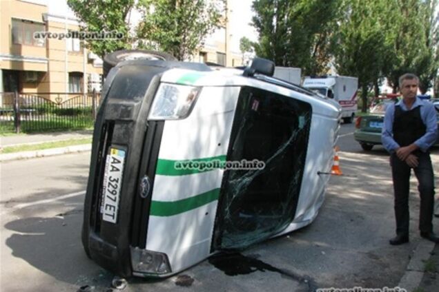 В Киеве джип перевернул инкассаторскую машину. Фото 