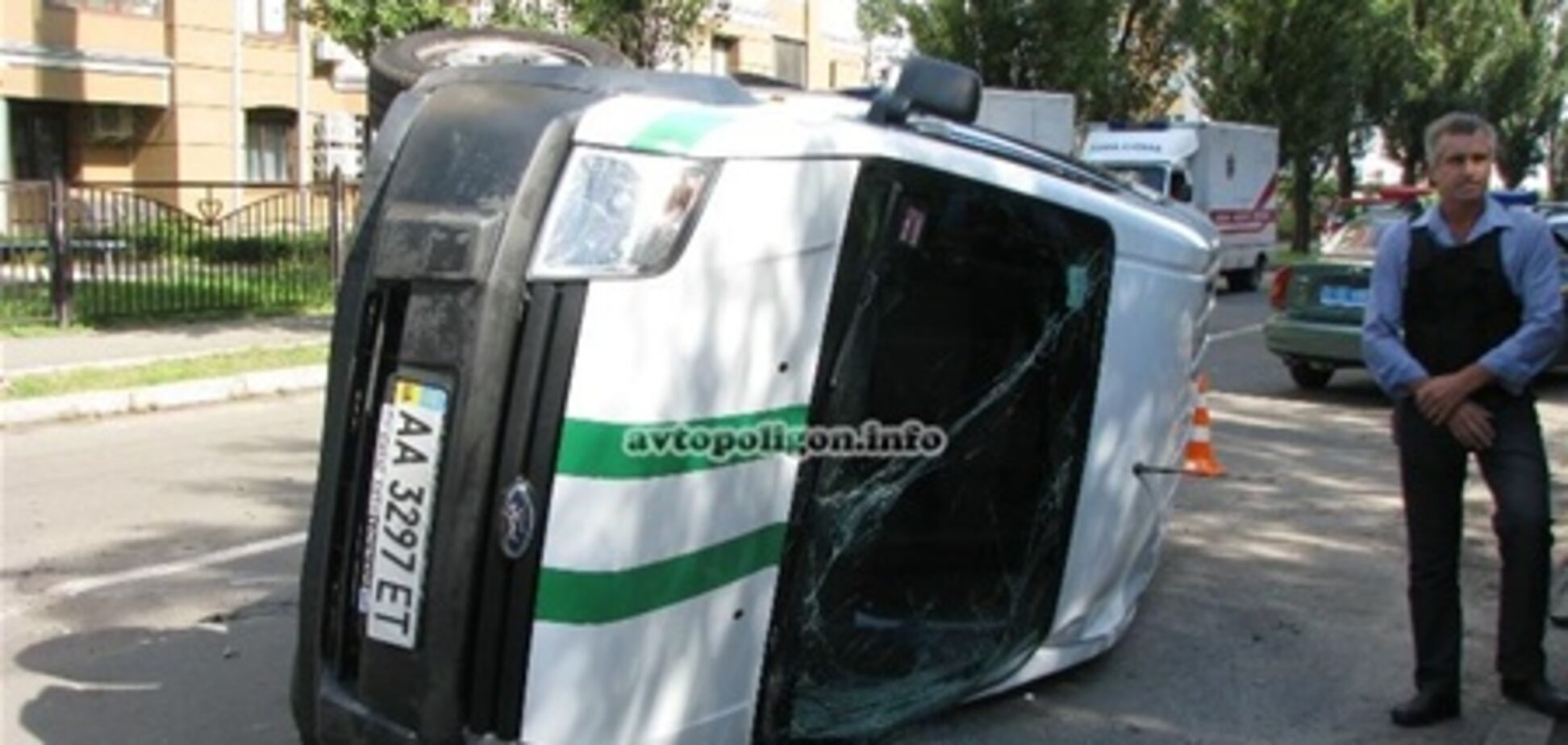 В Киеве джип перевернул инкассаторскую машину. Фото